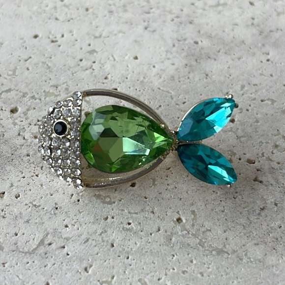 Fish Brooch Beautiful Simulated Gemsones Blues and Greens and Diamonettes - Picture 1 of 4